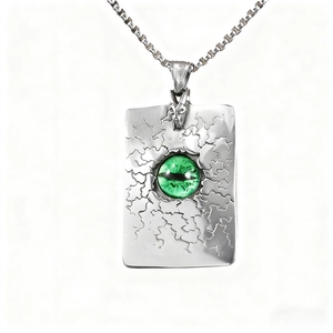 Détail macro du pendentif gothique en acier inoxydable avec œil vert et métal craquelé