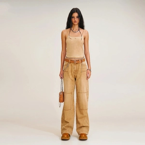 Retro wide-leg cargo jeans in distressed beige with a sleek vintage street style look