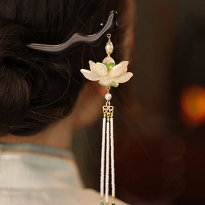 Dettaglio di un fermaglio per capelli loto vintage con nappe di perle in uno chignon