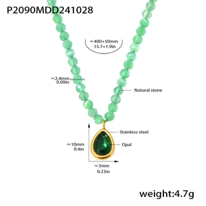 Détail d'un collier en pierres naturelles vertes avec pendentif goutte d'eau en opale