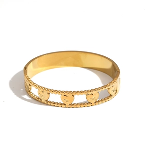 Bracelet jonc élégant en acier doré avec motifs de cœurs évidés et finition polie