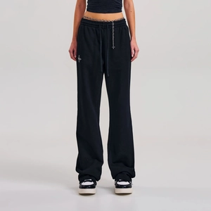 Vue de face du pantalon de jogging noir à jambe droite avec broderie étoile blanche