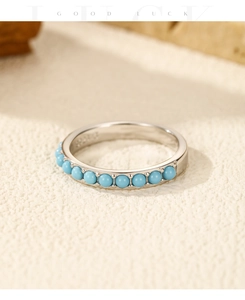 Dettaglio dell'anello in argento S925 con perle di turchese incastonate a 45 gradi