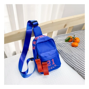 Sac de poitrine en nylon bleu pour enfants avec sangle orange et texte 21 LRL rose