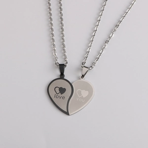 Collier couple avec pendentif cœur séparable noir et argent en acier inoxydable gravé