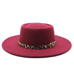 Détail du chapeau en laine bordeaux avec ruban léopard et boucle en métal doré