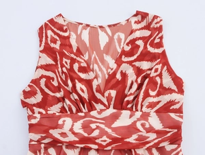 Détail de robe en mousseline à imprimé géométrique rouge et blanc avec col en V sans manches