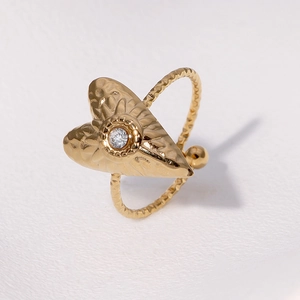 Minimalistischer Gold-Herzring mit Hammerschlag-Textur und Zirkonia auf weißem Grund