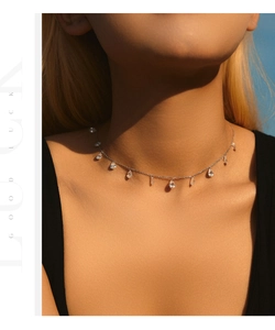 Gros plan d'un collier en argent S925 avec zircons en forme de goutte sur un mannequin