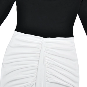 Détails rapprochés de la taille plissée d'une robe moulante bicolore noir et blanc