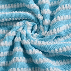 Vista macro dettagliata del tessuto a maglia a righe blu e bianche con trama a costine