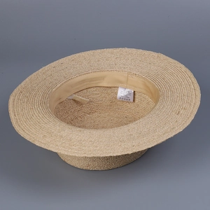 Détail de la bande anti-sueur et de l'étiquette en paille 100% naturelle du chapeau