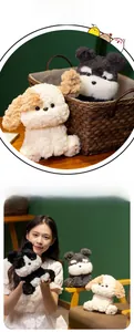 Détail de peluches chiens en panier montrant la texture douce et diverses couleurs