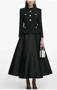 Détail d'une veste en tweed noire avec col montant et boutons argentés élégants