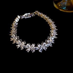 Vue détaillée du bracelet fleuri en oxydes de zirconium avec une finition en métal argenté