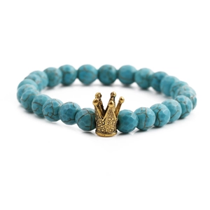 Detailansicht der 8mm facettierten Türkisperlen und goldenen Krone am Perlenarmband