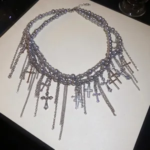 Doppellagige blaue Perlenkette mit silbernen Kreuzanhängern und Metallquasten-Ketten