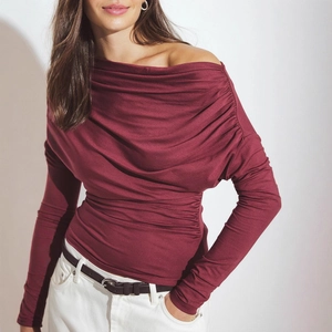 Elegant wine red off-shoulder long sleeve t-shirt with slim fit ruched design for women