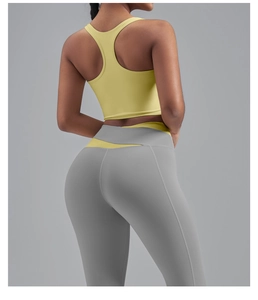 Vue arrière du soutien-gorge de sport dos nageur jaune et du legging gris taille haute