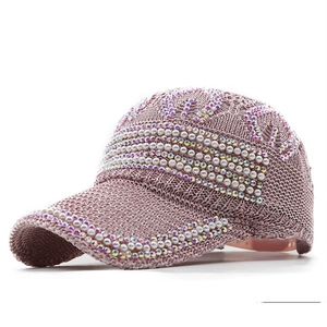 Rosafarbene Strick-Baseballkappe mit eleganten Perlen und glitzernden Strasssteinen