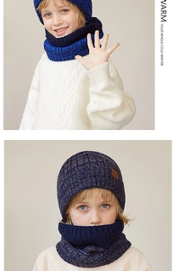 Details van gebreide kindermuts en nekwarmer set met fleecevoering donkerblauw