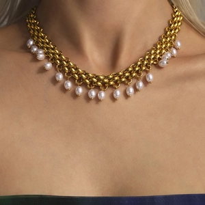 Collier élégant à chaînes dorées multicouches avec pendentifs de perles