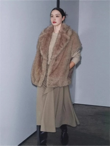 Gilet élégant en fausse fourrure beige avec pull et jupe longue dans un style moderne
