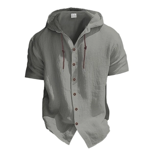 Detalle del cuello de la camisa de manga corta con capucha y etiquetas de talla M y algodón