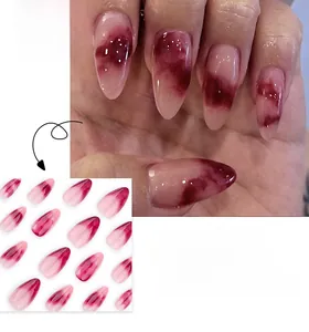 Détail des faux ongles en amande avec texture marbrée bordeaux et finition brillante