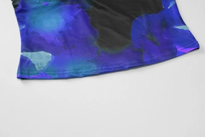 Dettaglio ravvicinato della stampa floreale blu-viola e della cucitura dell'orlo