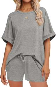 Nahaufnahme der grauen Strickstruktur von Damen Kurzarm-T-Shirt und Kordelzug-Shorts