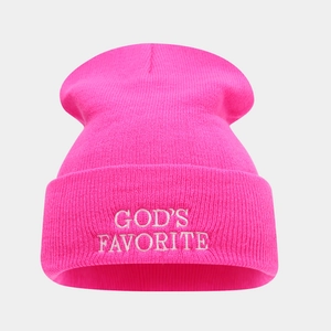 Gros plan détaillé du bonnet en maille rose vif avec broderie blanche God's Favorite
