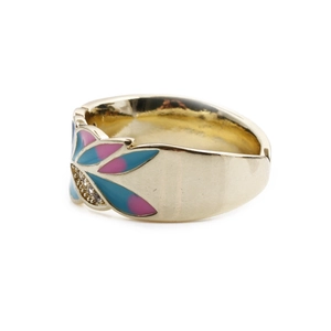 Vintage daisy wide ring with gold plating and blue pink enamel flowers in a minimalist style