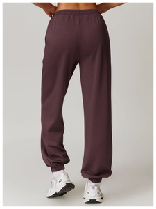 Detail der lila Jogginghose mit hoher Taille, Gummizug und gerippten Bündchen
