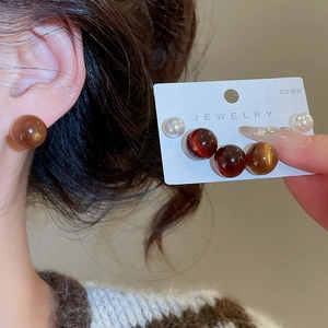 Détail des boucles d'oreilles en argent 925 avec perles colorées en résine et perles