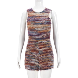 Gros plan sur la texture en maille multicolore d'un body sans manches en tissu pelucheux