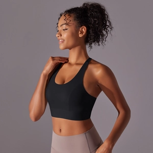 Détail de la brassière de sport sans couture avec dos nageur et bande de maintien sous la poitrine