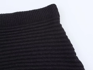Dettaglio macro della vita di una gonna nera a maglia con trama a righe orizzontali