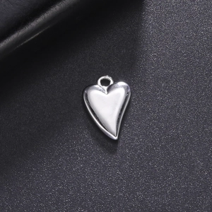 Pendentif cœur poli en acier inoxydable pour création bijoux DIY sur fond noir élégant