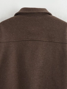 Dettaglio del colletto del cappotto di lana marrone e carré posteriore strutturato