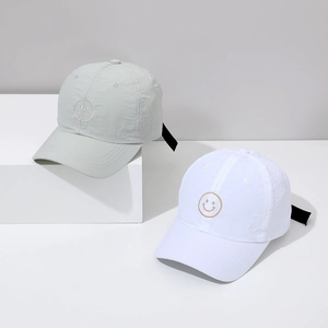 Détail de casquettes enfant à séchage rapide avec broderie smiley et empiècement filet