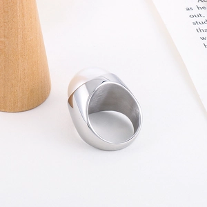Bague large en acier poli de style français ornée d'une grande perle d'imitation