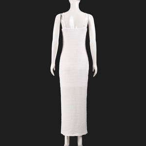 Détail du tissu blanc texturé 3D au dos de la robe longue moulante à fines bretelles
