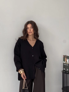 Gilet noir classique à col en V avec une coupe ample pour femme au style rétro