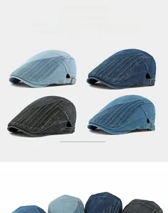 Vue détaillée du béret en denim patchwork montrant les panneaux bleu clair et gris