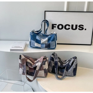 Vue détaillée de sacs bandoulière en patchwork de denim en bleu, marron et gris
