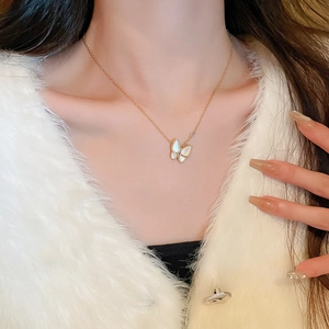 Dettaglio della collana a farfalla con intarsio in madreperla e placcatura in oro