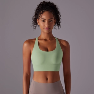 Dettaglio del reggiseno sportivo verde chiaro con incrocio sul retro e alto sostegno