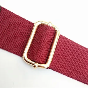 Verstellbarer weinroter Canvas-Schultergurt mit goldener Metallschnalle für Taschen