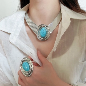 Dettaglio di parure vintage con collana e anello con pietre turchesi e argento
